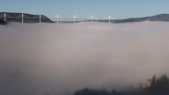 CES PONTS QUI ENJAMBENT LES MONTAGNES