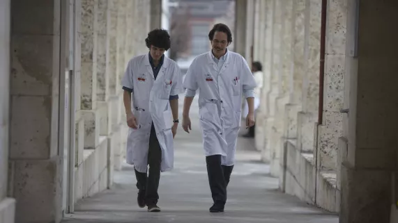 © Le Pacte Vincent Lacoste dans le rôle d'un jeune interne en médecine et Reda Kateb