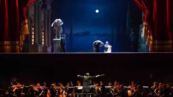 © Julien Benhamou / Opéra national de Paris LES CONTES D'HOFFMAN