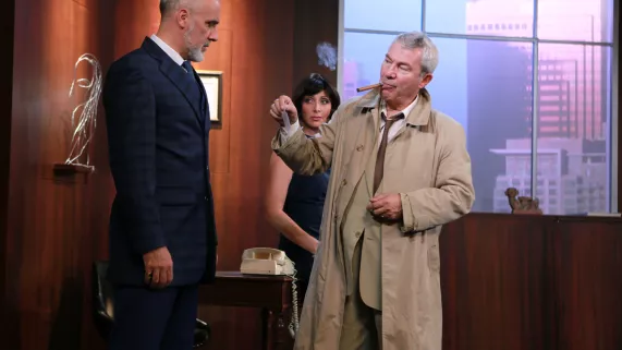 ©  Franck Harscouet Martin Lamotte, Pierre Azema et Karine Belly dans "Columbo : meurtre sous prescription" au Théatre Michel