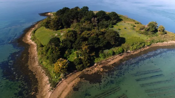 © L2 FILMS - 2017 MON ÎLE MA BATAILLE