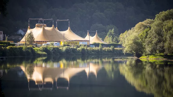 Chapiteau reflet - ©Pascal Sulocha - France 3 FC
