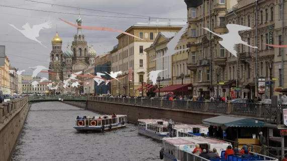 © Step by Step Productions DES TRAINS PAS COMME LES AUTRES