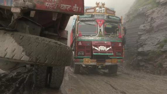 © Productions Tony Comiti LES ROUTES DE L'IMPOSSIBLE