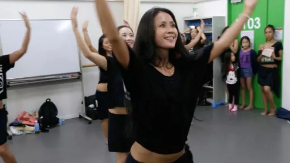 © Bleu Lagon / Polynésie 1ere ORI TAHITI au Pays du soleil Levant