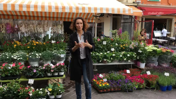Marie-Sophie Lacarrau au marché de Nice