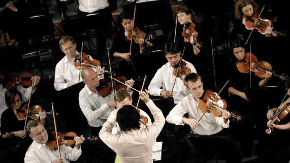 Le chef d'orchestre singapourien Darren Ang lors du festival de musique de Besançon (19 septembre 2007)  Le chef d'orchestre singapourien Darren Ang lors du festival de musique de Besançon (19 sepetembre 2007)  © JEFF PACHOUD / AFP