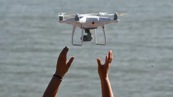 drone lâché par deux mains tendus