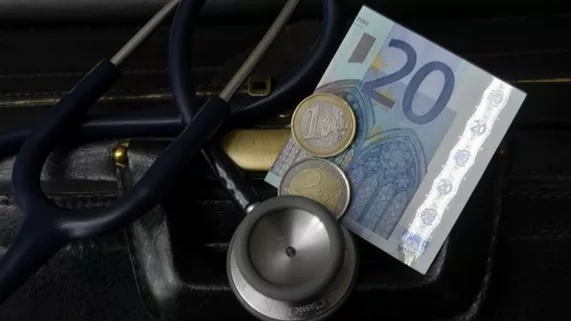 stétoscope, clefs, billet 20 euros et monnaies