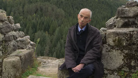Pierre Bergounioux dans les ruines du château de Ventadour,en Corrèze. Pierre Bergounioux dans les ruines du château de Ventadour,en Corrèze.