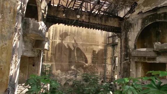 Bâtiment délabré avec projection cinéma