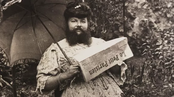 FEMME BARBE FEMME BARBE