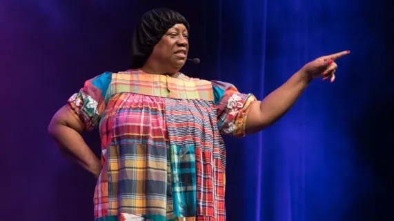 Madame Émigré et les 40 Vivianes ©BCI Communication 2017 Madame Émigré et les 40 Vivianes ©BCI Communication 2017