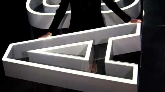 SCHOUSBOE Charlotte - FTV Portrait d'Élise Lucet sur le décor du magazine