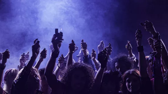 Personnes tenant des briquets à la main