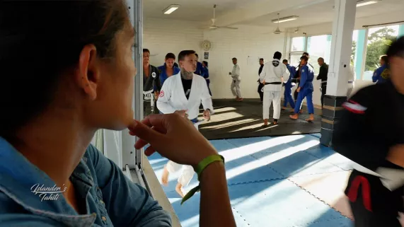 ISLANDER'S TAHITI AVARO NEAGLE CLUB FIGHT