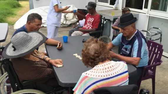 UN JOUR AVEC… Cette semaine, la vie en maison de retraite. UN JOUR AVEC… Cette semaine, la vie en maison de retraite.