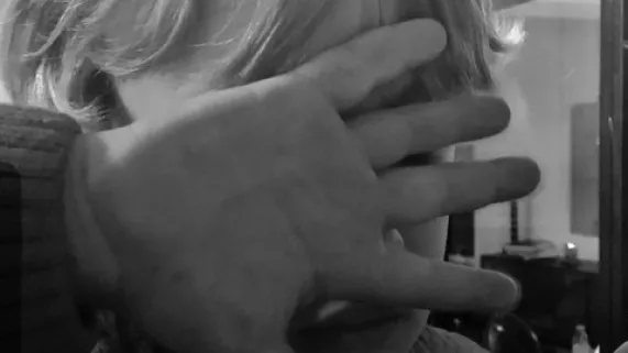 Visage enfant noir et blanc