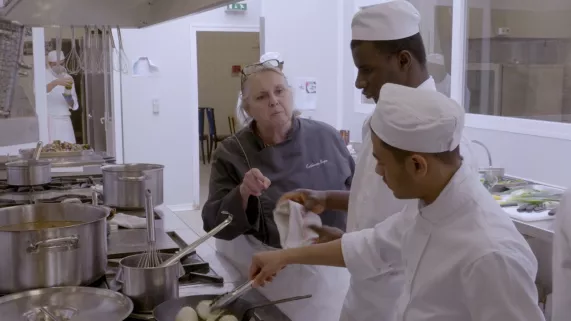 Les élèves en cuisine avec leur professeur