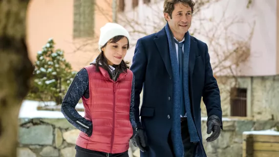 Flore Bonaventura et Grégori Derangère marchant dans les rues de Roches-Noires