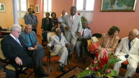 31 Mars 2002 : Aimé Césaire avec à ses côtés Camille Darsières et Pierre Aliker © Philippe Desmazes / AFP 31 mars 2002 : Aimé Césaire avec à ses côtés Camille Darsières et Pierre Aliker
