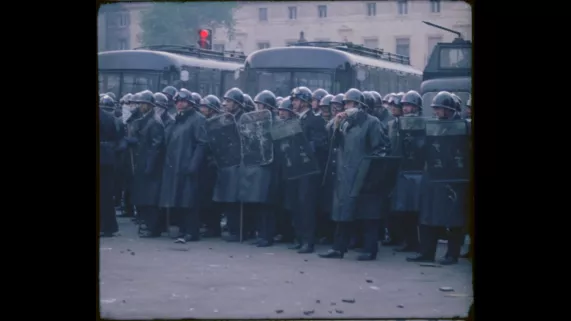 SOUS LES PAVES LES FLICS