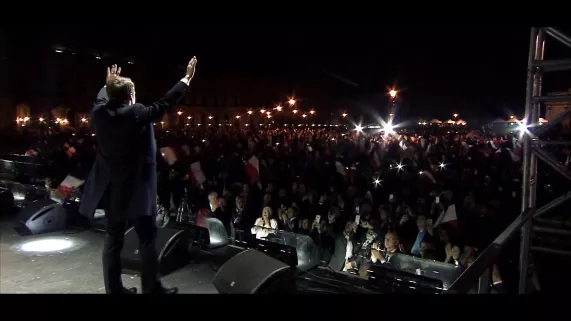 © Magneto presse Emmanuel Macron de dos face à la foule