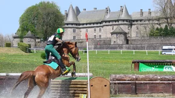 Vue du château de Pompadour Vue du château de Pompadour