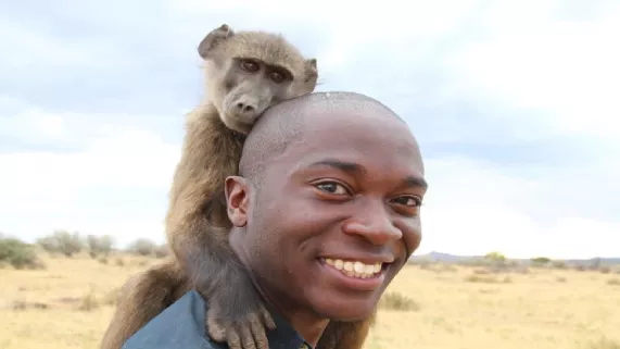 L'Odyssée des primates présentateur Patrick Aryee ©Patrick Baboon 