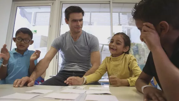 © Écrans du Monde QUERELLES D'ECOLE