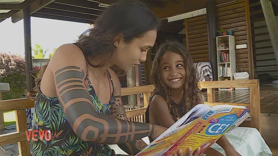 habillage polynésie la 1ère VEVO l'école à la maison