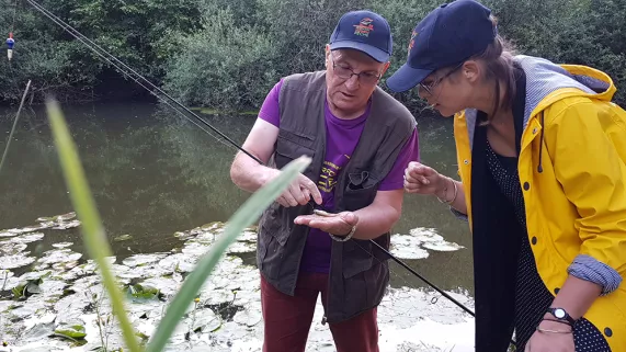 France et Francis à la pêche au bord de la Vonne