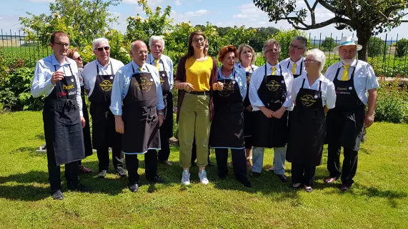 France entourée de confrères des Tabliers Noirs du Haut-Poitou