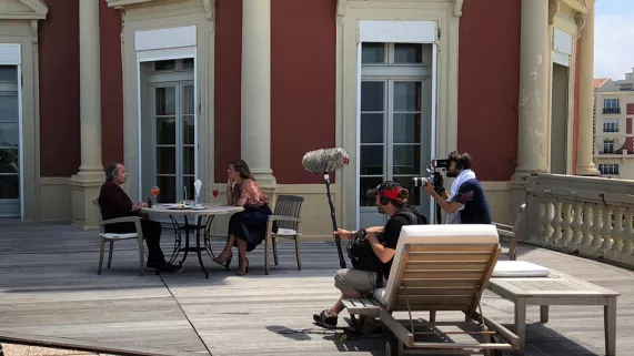 Mathilde Serrell et l'écrivain Philippe Djian à Biarritz