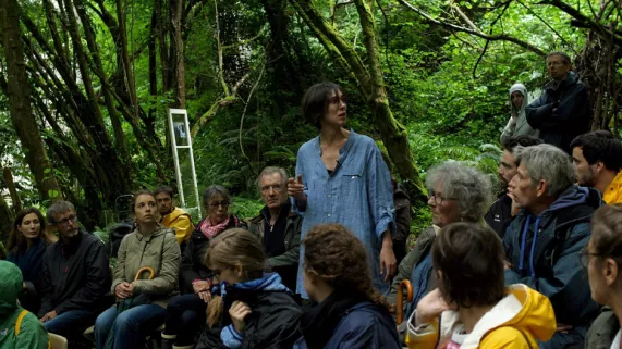 Lena Paugam joue son monologue en forêt, un travail avec dix amateurs intitulé "Les lucioles la nuit tombante" Lena Paugam joue son monologue en forêt, un travail avec dix amateurs intitulé "Les lucioles la nuit tombante"
