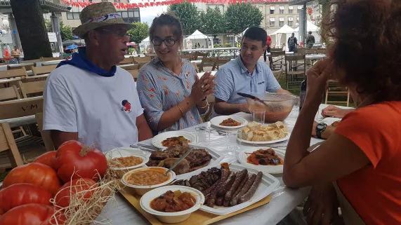 France attablée avec quelques confrères de la Pomme d'amour