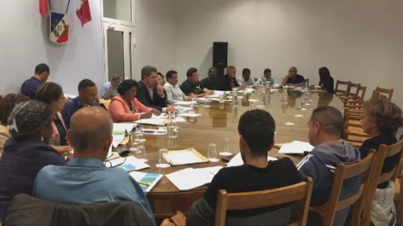 UN JOUR AVEC…MONSIEUR LE MAIRE  UN JOUR AVEC…MONSIEUR LE MAIRE