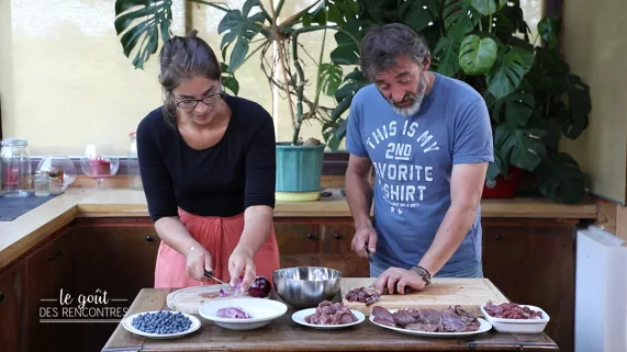 France et Stéphane préparent le gibier