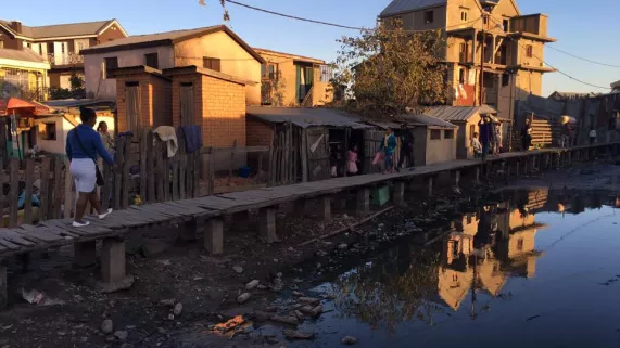 UN JOUR AVEC… ANGELINE  DANS SON QUOTIDIEN A MADAGASCAR