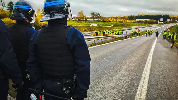Image Gilets jaunes face aux forces de l'ordre - Copyright A. Abalo