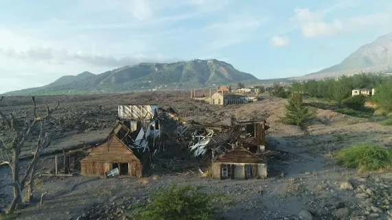 © Ecrans du monde DES VOLCANS ET DES ILES