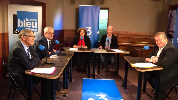Annaïck Demars et Olivier Estran entourés de leurs invités, dans le studio de France Bleu Creuse