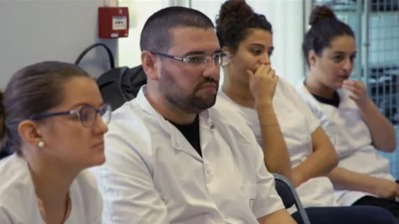 À L'ÉCOLE DES INFIRMIÈRES