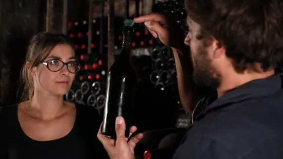 France et Adrien autour d'une très vieille bouteille