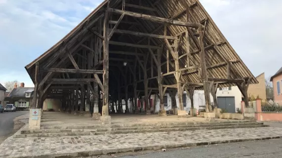 La halle de Méréville La halle de Méréville