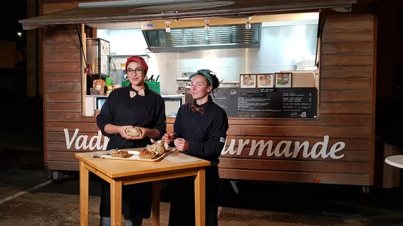 France et Maeva devant le food-truck