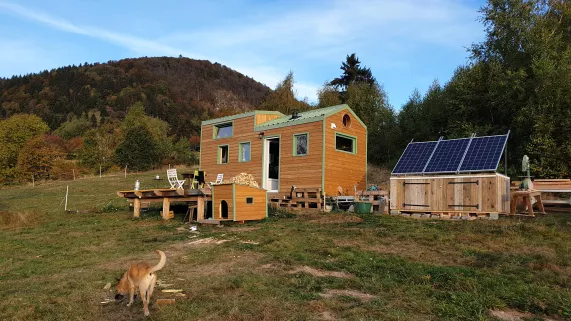 Pourquoi chercher plus loin - l'art de customiser -  avec Chloé - crédit FTV 