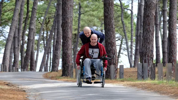 © AURELIEN FAIDY / VEMA PRODUCTION / TF1 LES BRACELETS ROUGES - Saison 1