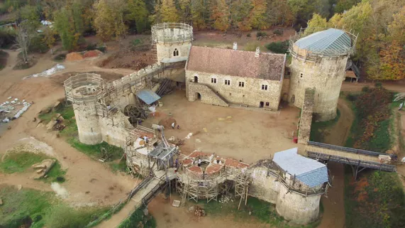 Château de Guédelon (Yonne) Château de Guédelon (Yonne)
