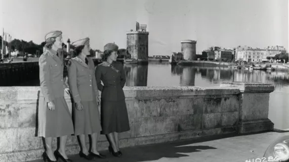 Au temps des Américains Jeunes femmes sur un pont